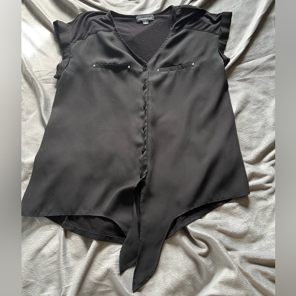 Fortune + Ivy Tops - Fortune + Ivy Black Button-Front Tie-Hem Blouse